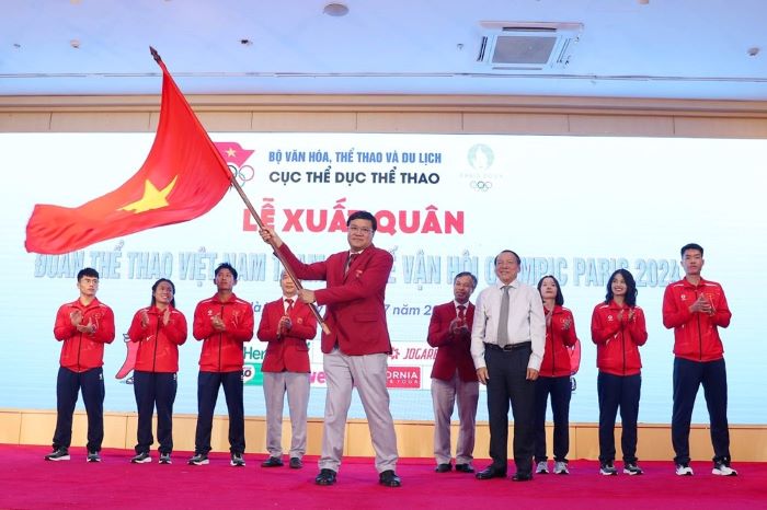 Cục trưởng Cục Thể dục Thể thao - Trưởng đoàn Thể thao Việt Nam tại Olympic Pari 2024 Đặng Hà Việt phất cao cờ Tổ quốc thể hiện quyết tâm thi đấu hết mình của đoàn Thể thao Việt Nam